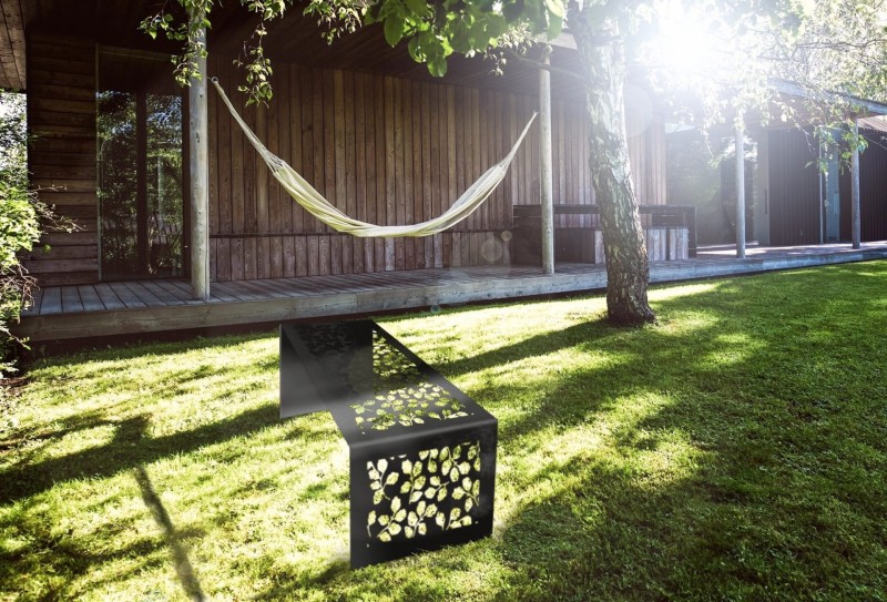 ławka ogrodowa gięta z dekoracyjnym wzorem