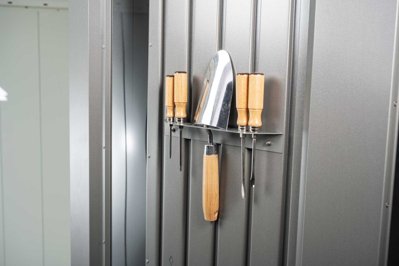 domek_ogrodowy_Neo_Biohort_uchwyt_narzędziowy