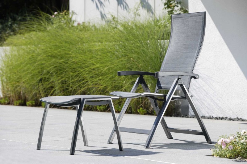 fotel_ogrodowy_KARI_z_regulowanym_oparciem_z_podnózkiem