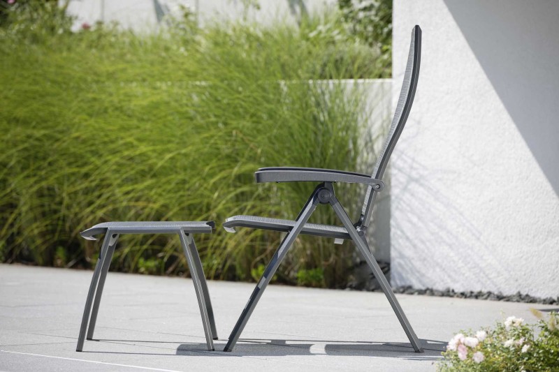 fotel_ogrodowy_KARI_z_regulowanym_oparciem_z_podnóżkiem