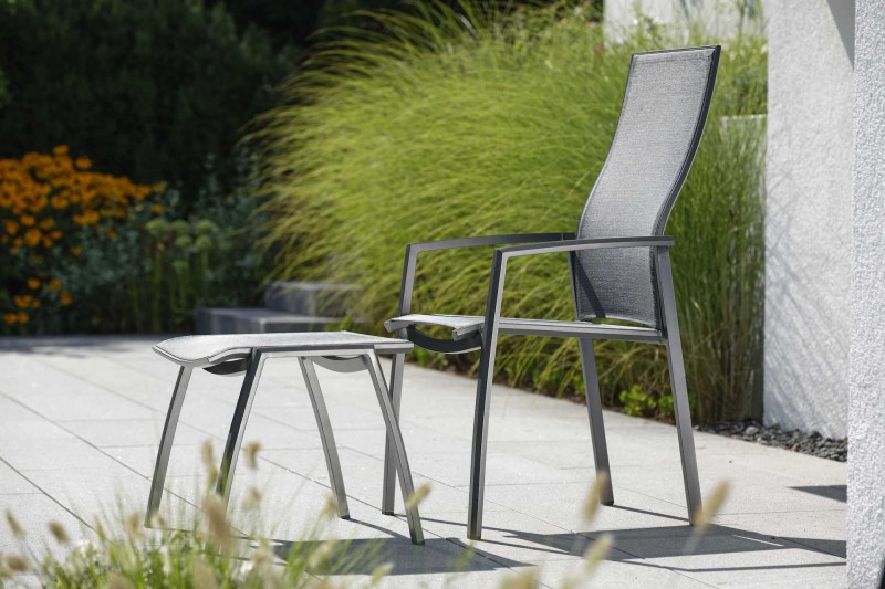 fotel_ogrodowy_KARI_z_regulowanym_oparciem_z_podnózkiem