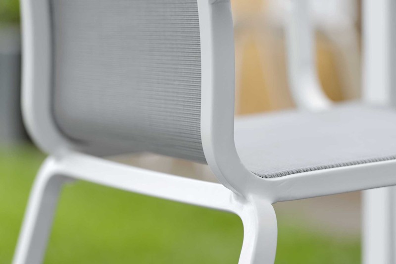 krzesło_ogrodowe_stern_oskar_z_podłokietnikami_rama_biała_metariał_szary_silver