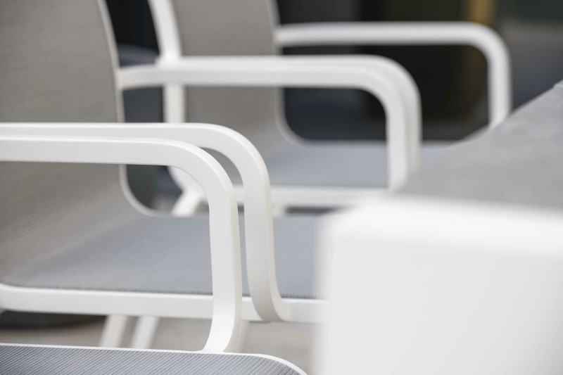 krzesło_ogrodowe_stern_oskar_z_podłokietnikami_rama_biała_metariał_szary_silver