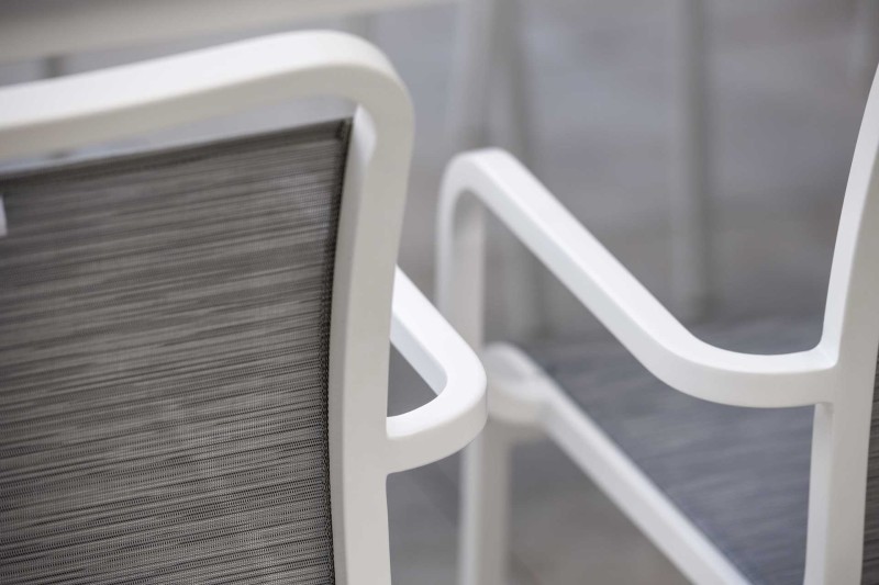 krzesło_ogrodowe_stern_oskar_z_podłokietnikami_rama_biała_metariał_szary_silver