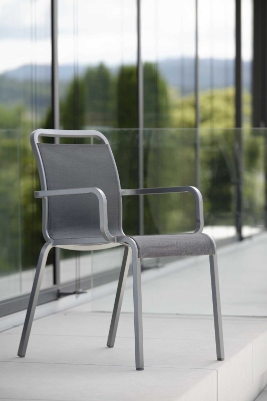 krzesło_ogrodowe_stern_oskar_z_podłokietnikami_rama_grafit_metariał_szary