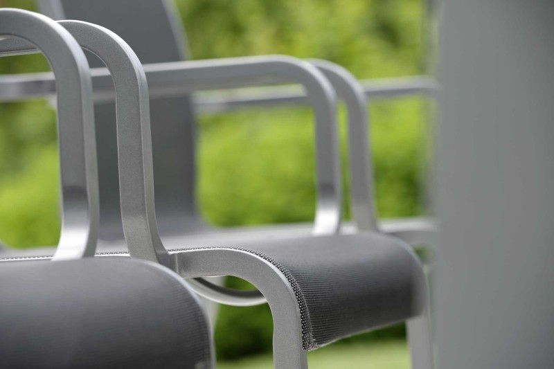 krzesło_ogrodowe_stern_oskar_z_podłokietnikami_rama_grafit_metariał_szary