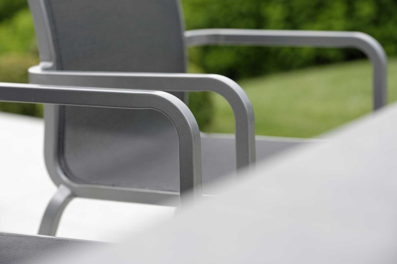 krzesło_ogrodowe_stern_oskar_z_podłokietnikami_rama_grafit_metariał_szary_418416