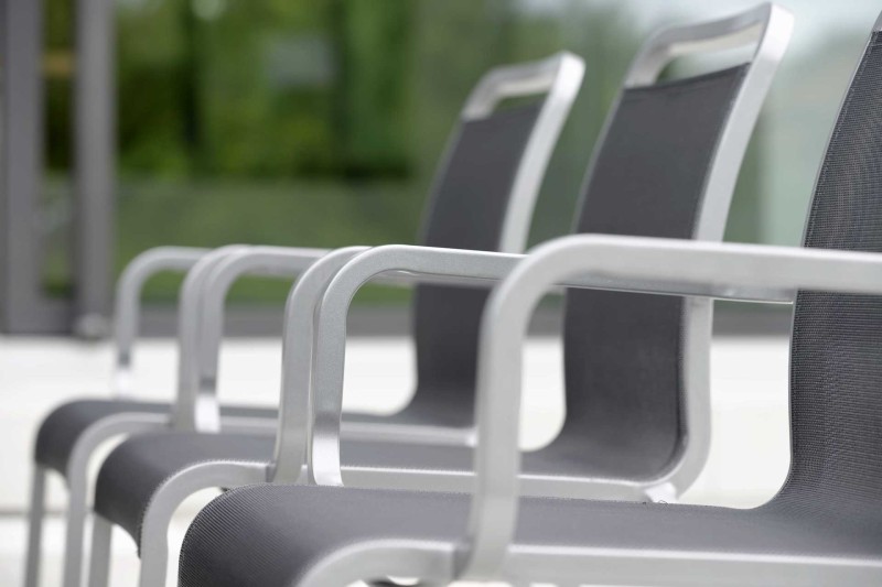 krzesło_ogrodowe_stern_oskar_z_podłokietnikami_rama_grafit_metariał_szary