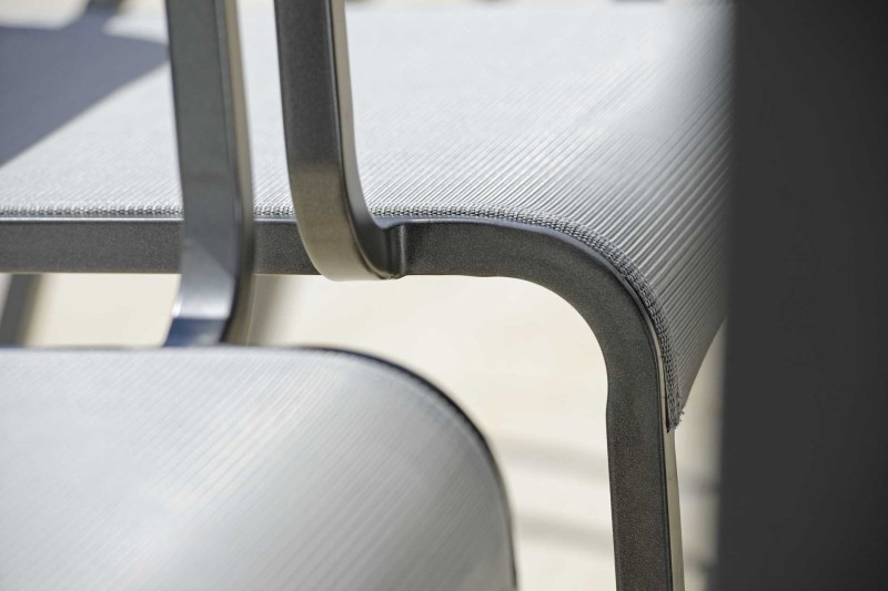 krzesło_ogrodowe_stern_oskar_z_podłokietnikami_rama_antracyt_materiał_szary_silver