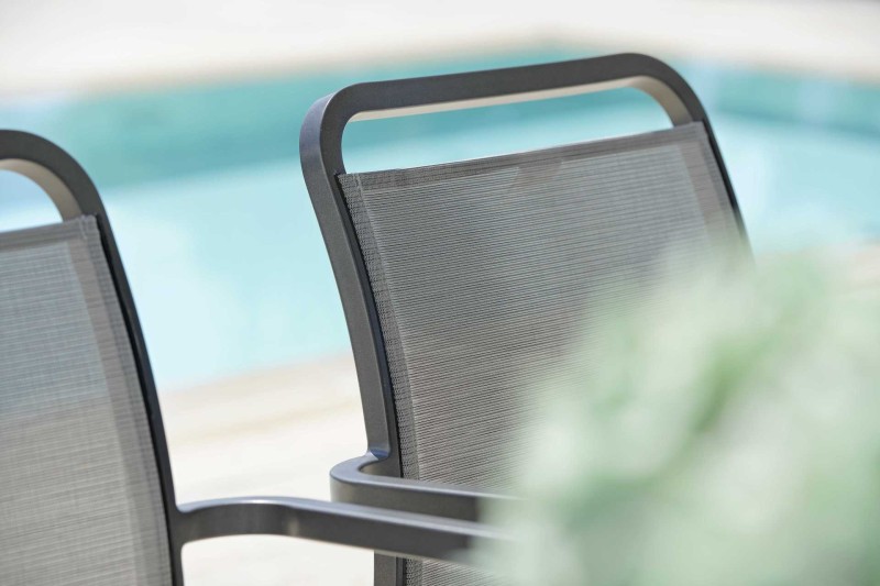 krzesło_ogrodowe_stern_oskar_z_podłokietnikami_rama_antracyt_materiał_szary_silver