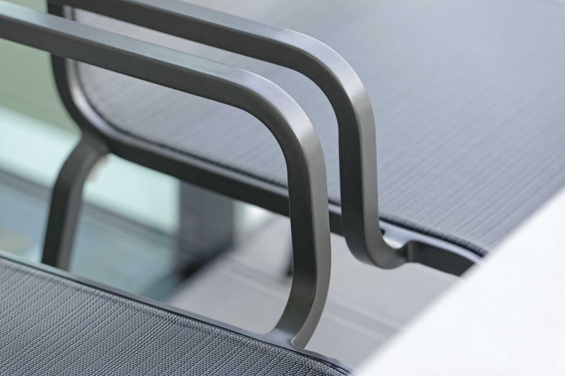 krzesło_ogrodowe_stern_oskar_z_podłokietnikami_rama_antracyt_materiał_czarny_carbon