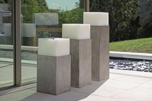 Ogrodowy postument cementowy