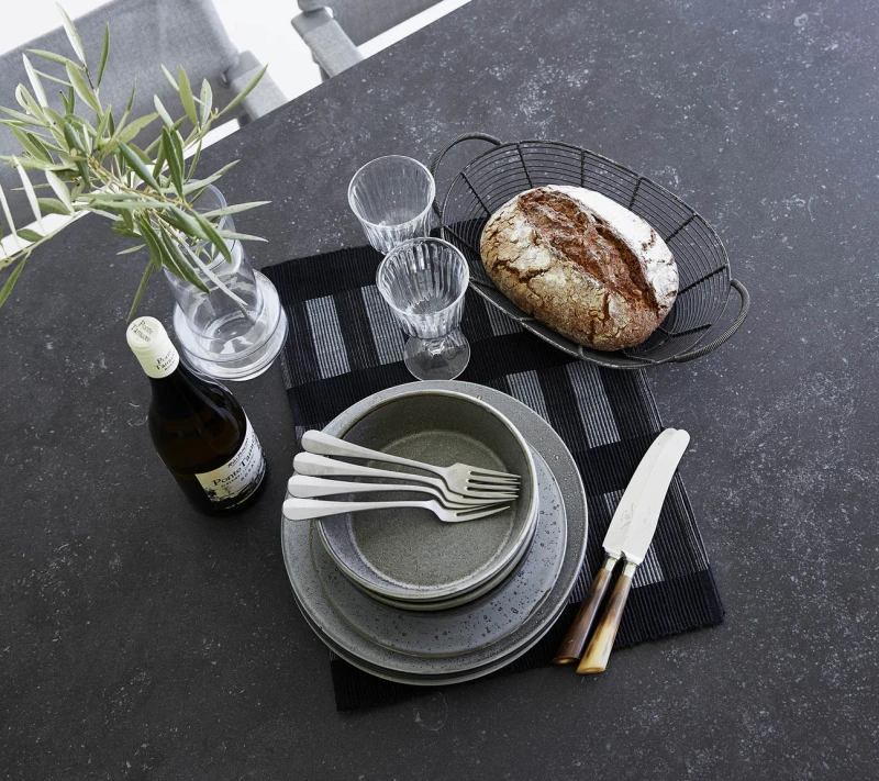 Ogrodowy_stół_DROP_caneline_ceramiczny