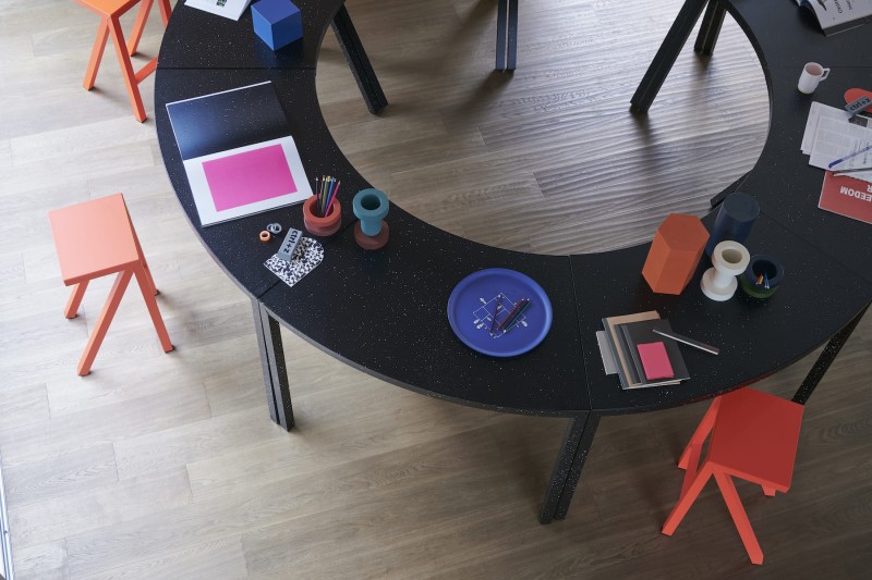 zaokrąglony_stół_ogrodowy_BUREAURAMA_magis