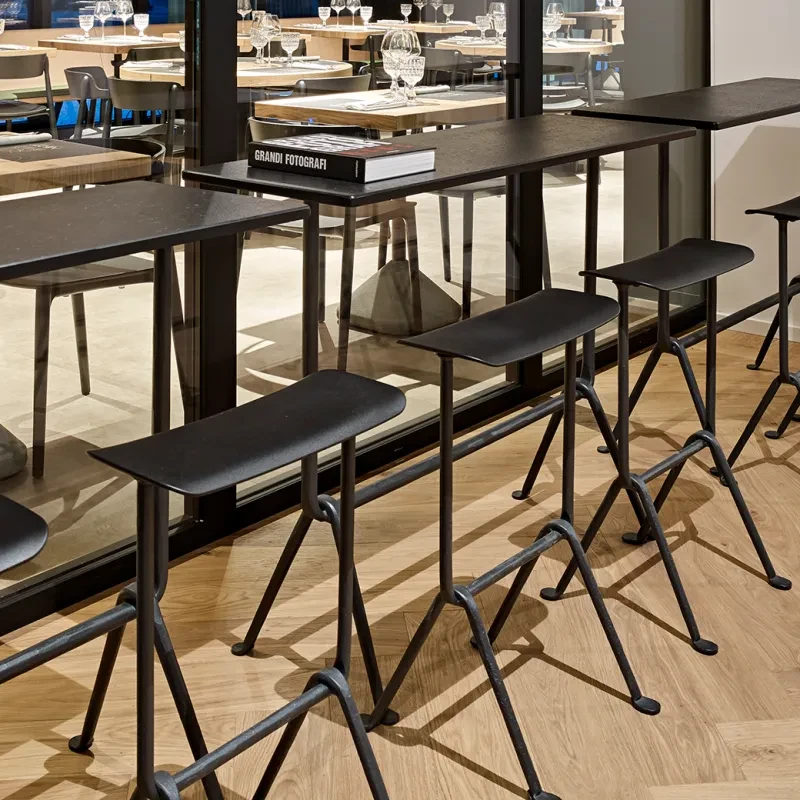 Stalowy_stolik_ogrodowy_OFFICINA_BISTROT_magis