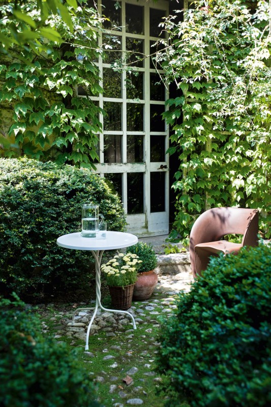 Stylowy_stolik_ogrodowy_VIGNA_magis