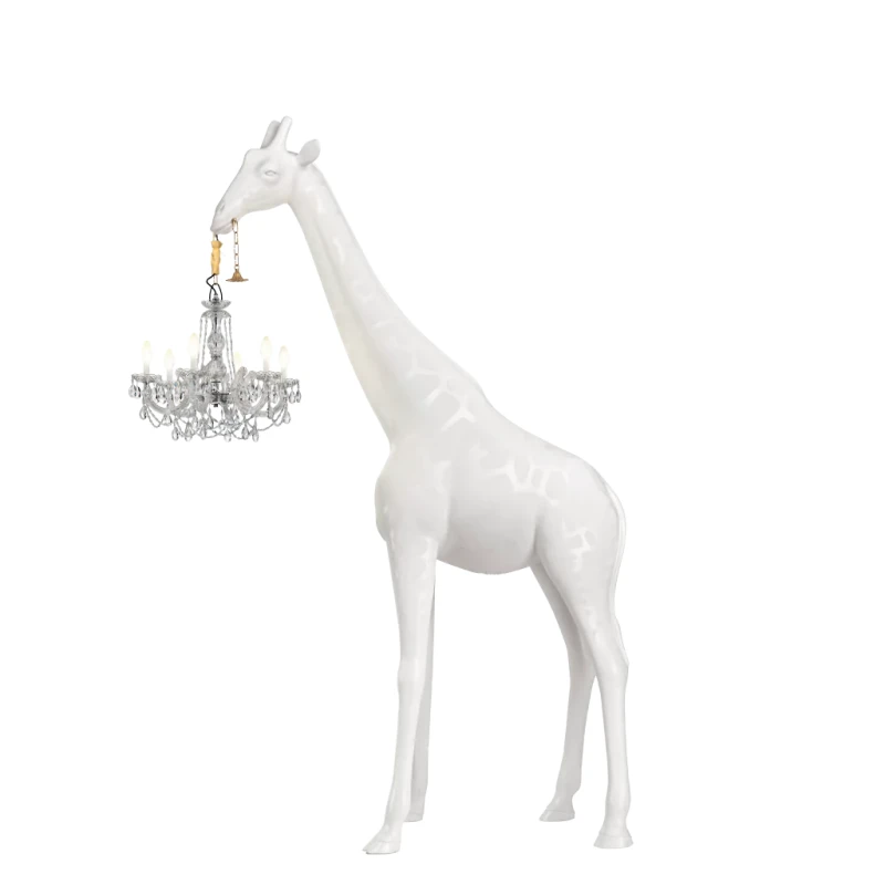 rzeźba-z-żyrandolem-qeeboo-giraffe-in-love-m-outdoor-design-by-marcantonio-white-biała
