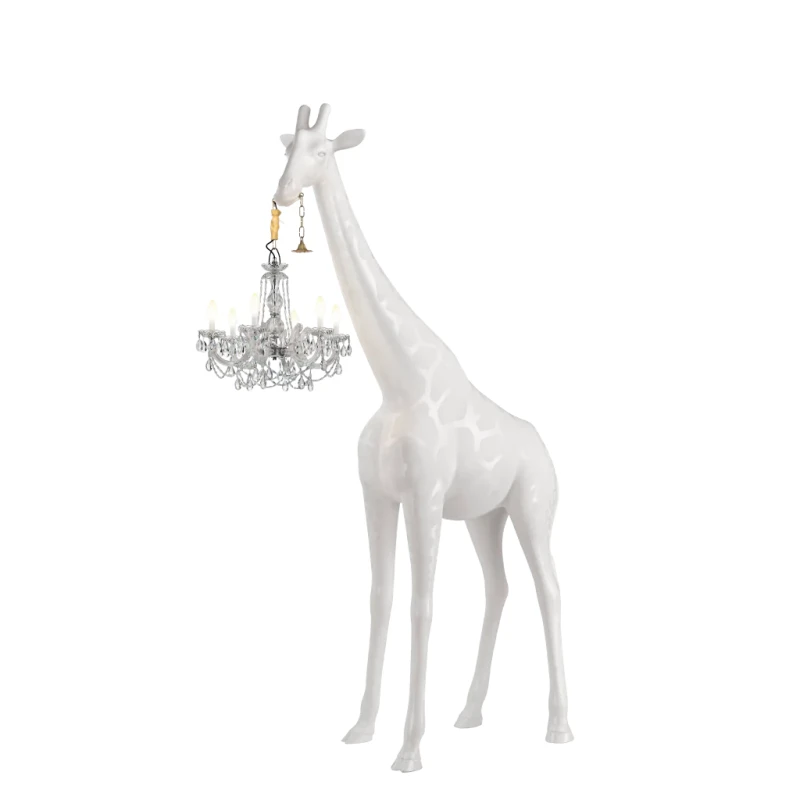 rzeźba-z-żyrandolem-qeeboo-giraffe-in-love-m-outdoor-design-by-marcantonio-white-biała