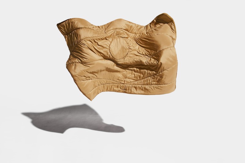 rozgrzewający_koc_ogrodowy_Fatboy_HOTSPOT_toffee