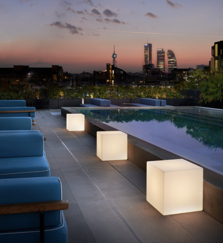 Lampa_ogrodowa_w_formie_sześcianu_CUBO_slide