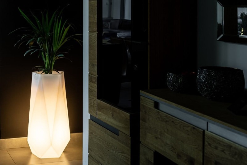 Geometryczna_podświetlana_donica_SIENA_monumo