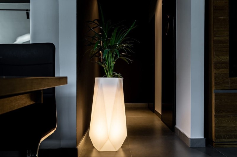 Geometryczna_podświetlana_donica_SIENA_monumo