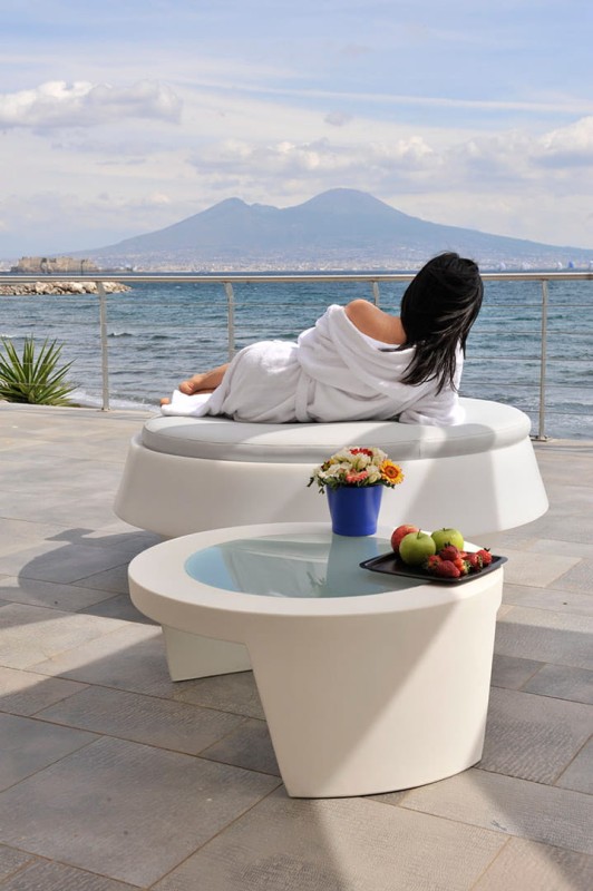 Ogrodowy_stolik_kawowy_TAO_slide