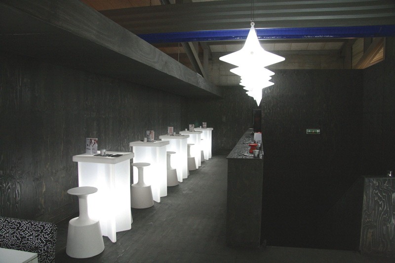 Designerski_Stół_barowy_X2_slide