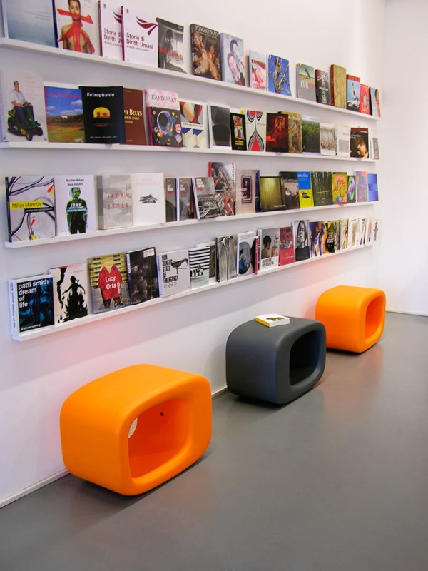 Designerski_ogrodowy_stołek_LAZY_BONES_slide