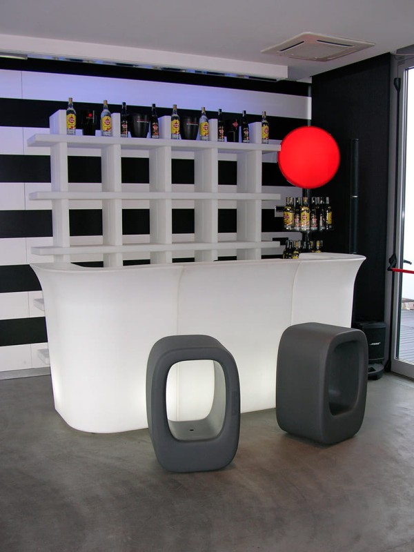 Designerski_ogrodowy_stołek_LAZY_BONES_slide