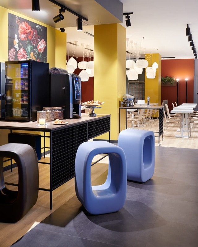 Designerski_ogrodowy_stołek_LAZY_BONES_slide