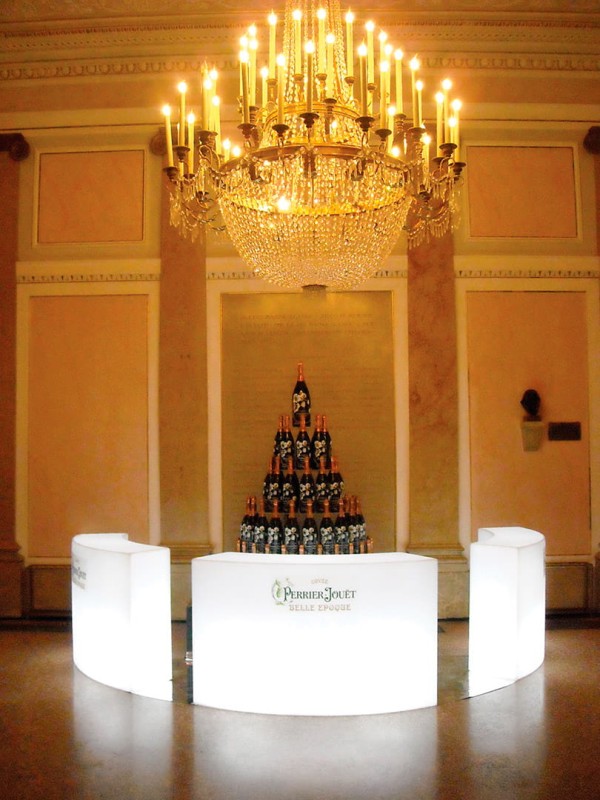 Nowoczesny_stół_przekąskami_SNACK_BAR_slide