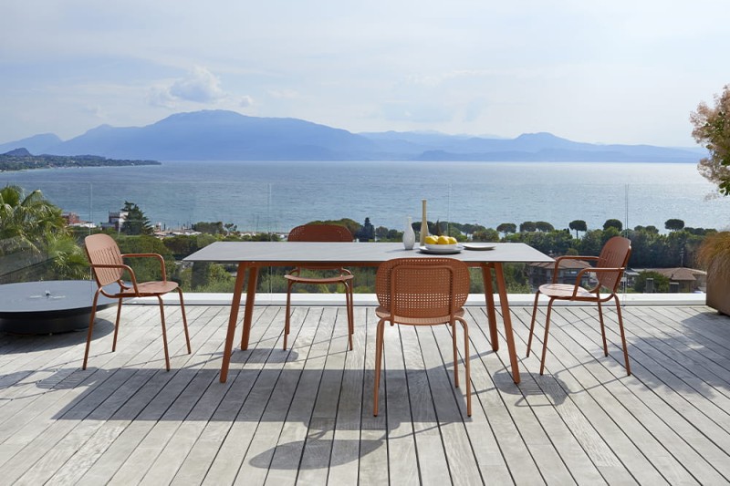 Ogrodowy_nowoczesny_stół_SQUID_scab