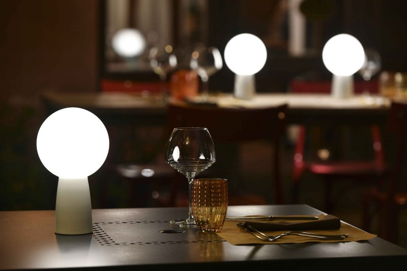 Ogrodowa_lampa_USB_OLIMPIA_zafferano