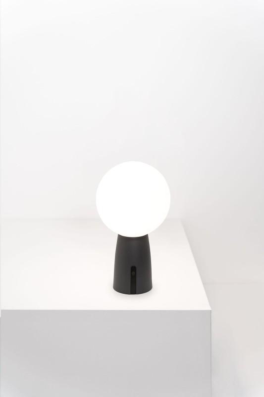 Ogrodowa_lampa_USB_OLIMPIA_zafferano_czarna