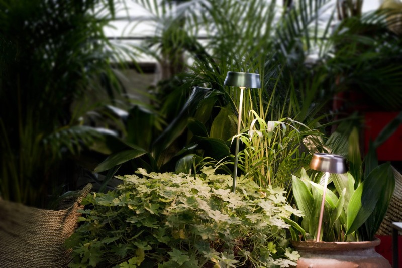 ogrodowa_lampka_USB_Zafferano-Lampes-à-porter_Sister Light picchetto_wbijana w grunt_zielona_metaliczna