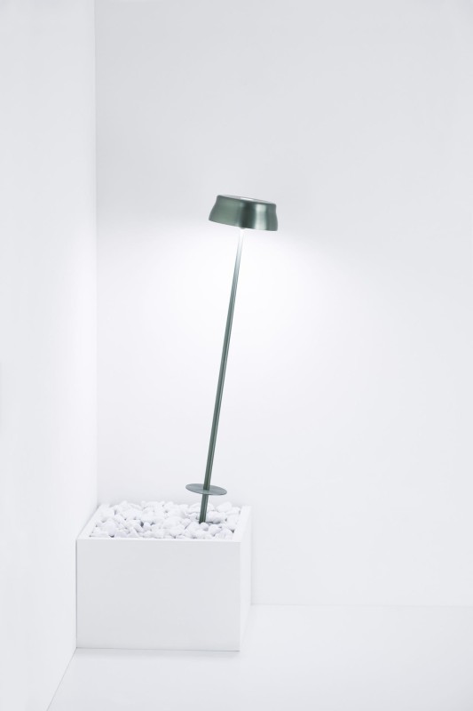 ogrodowa_lampka_USB_Zafferano-Lampes-à-porter_Sister Light picchetto_wbijana w grunt_zielona_metaliczna
