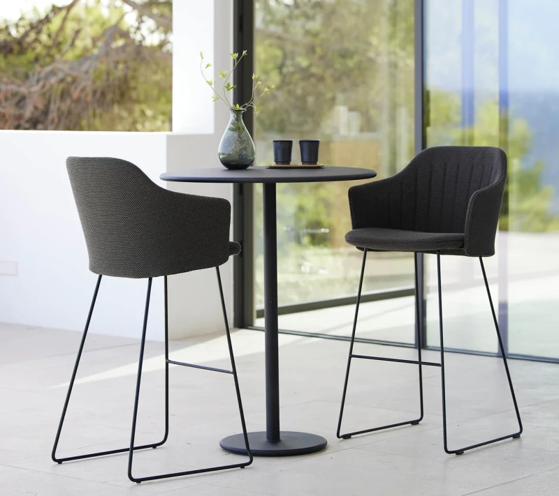 Hoker_barowy_na_płozach_CHOICE_z_poduszkami_aranżacja