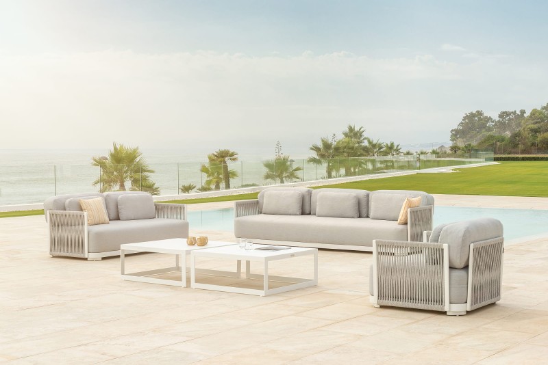 Stolik_kwadratowy_ogrodowy_kawowy_BURFORD_aranżacja