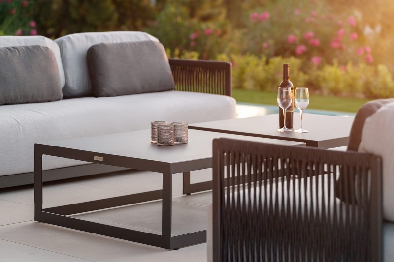 Stolik_kwadratowy_ogrodowy_kawowy_BURFORD_aranżacja