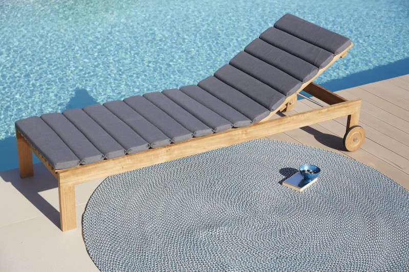 ogrodowy_leżak_teak_AMAZE_caneline_z_poduszką