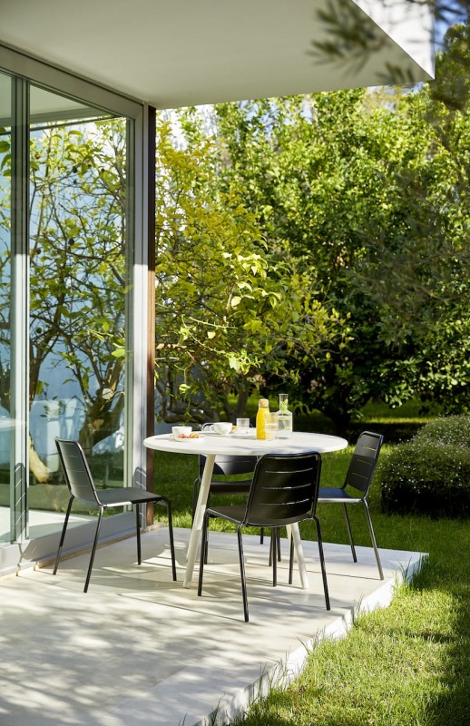 Aluminiowy_stół_ogrodowy_AREA_caneline