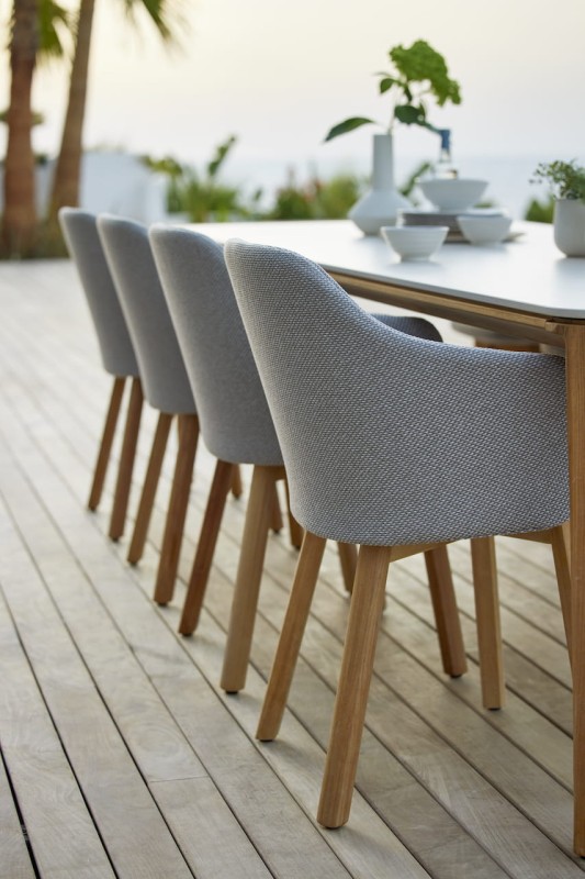krzesło_ogrodowe_tapicerowane_na_nogach_teak_caneline_choice_aranżacja