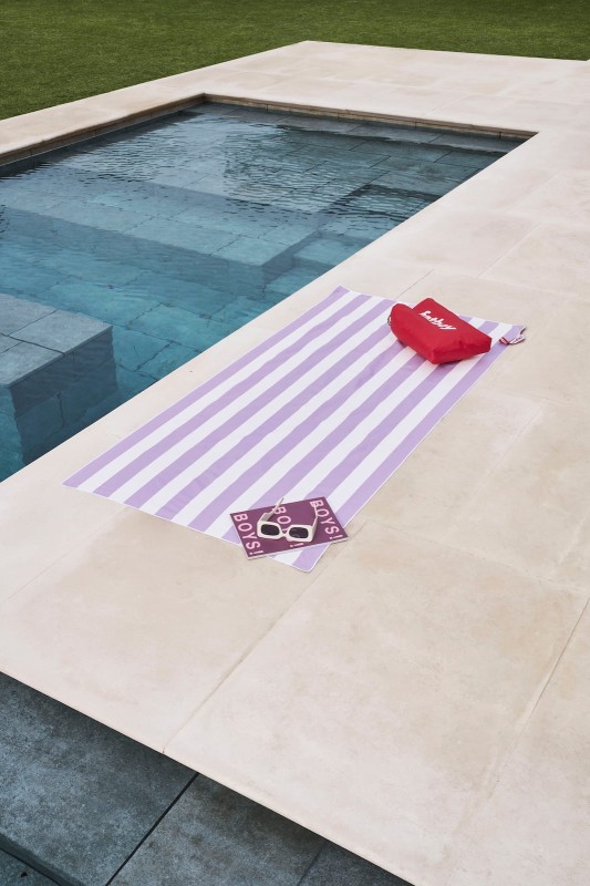 fatboy-beach-baggy-lilac-ambiance-barcelona-01-vertical-106442.jpg