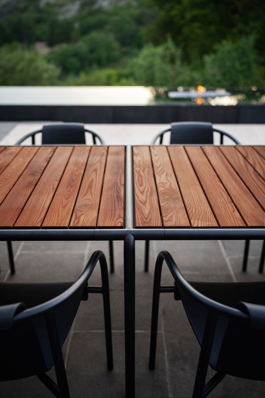 NAMI_Dining-armrest-black_AVANTI-Infinity-thermo-ash_HOUE_C224-1_low-medium.jpg
