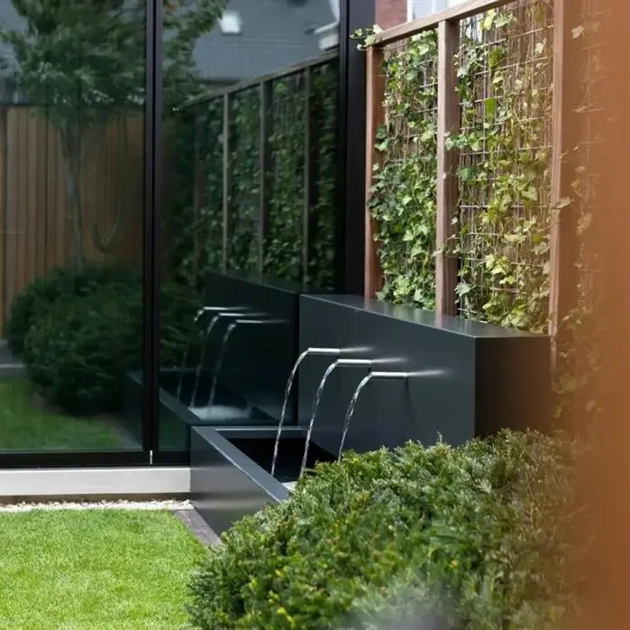 Ściana stawowa wolnostojąca z wodospadem z fontanną z trzema wylewkami :: aluminium