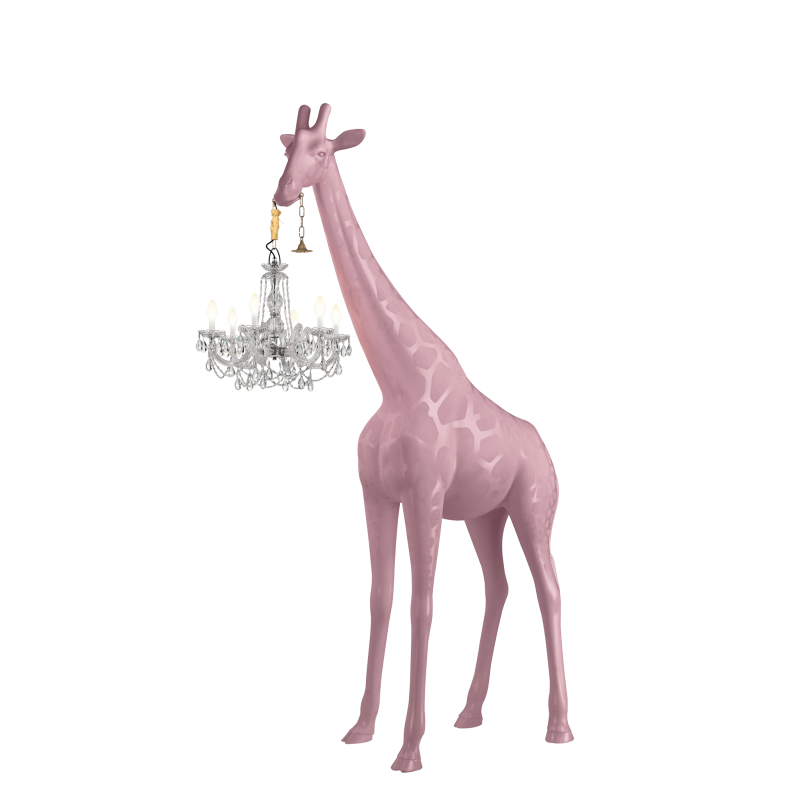 rzeźba-z-żyrandolem-qeeboo-giraffe-in-love-m-outdoor-design-by-marcantonio--pink-różowa