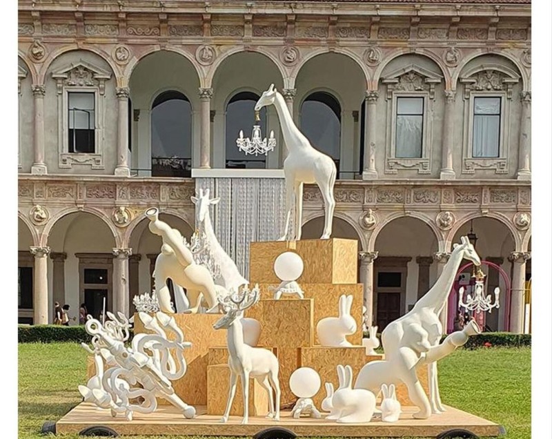 rzeźba-z-żyrandolem-qeeboo-giraffe-in-love-m-outdoor-design-by-marcantonio