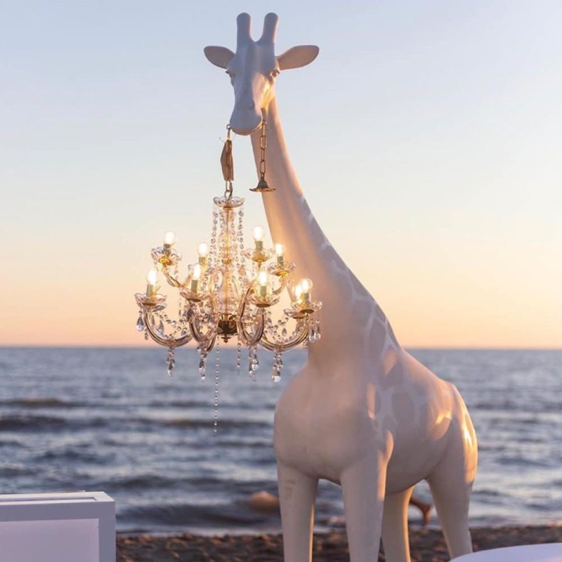 rzeźba-z-żyrandolem-qeeboo-giraffe-in-love-m-outdoor-design-by-marcantonio