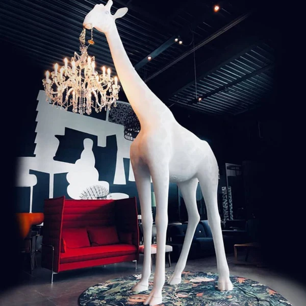 rzeźba-z-żyrandolem-qeeboo-giraffe-in-love-m-outdoor-design-by-marcantonio